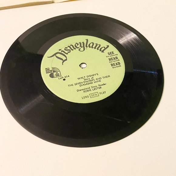 Vintage 1967 Disney The Seven Dwarfs 7 Inch Record and Book - Picture 4 of 15